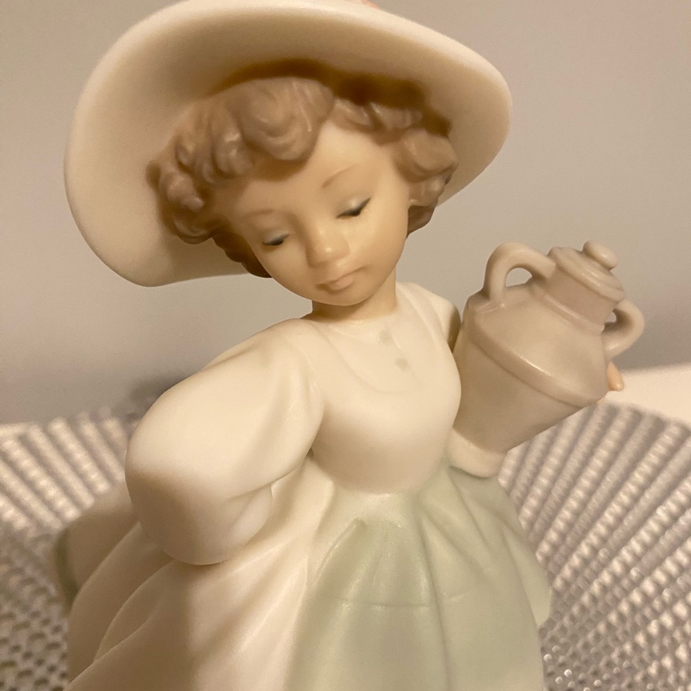 LLADRO golden memories DAISA PORCELAIN figurine  1991 girl with jug